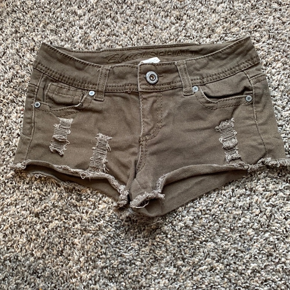 Blue asphalt frayed/destructed short shorts.